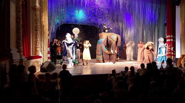 Дети Западного округа посетили новогоднее представление