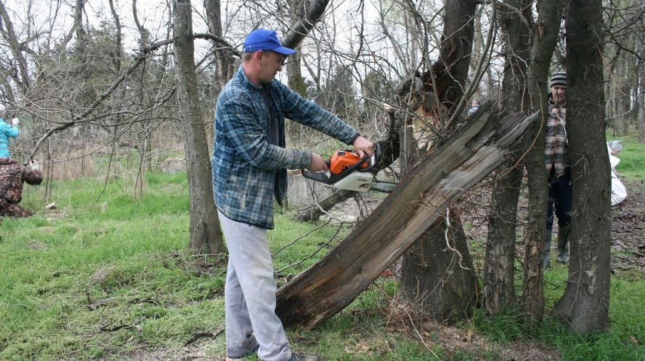 Жители 1 отделения учхоза «Кубань» навели порядок в парке поселка