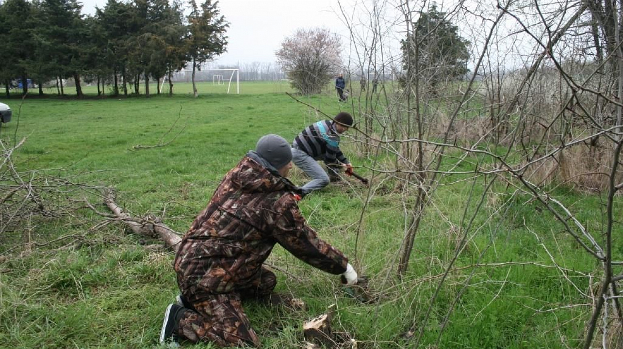 Жители 1 отделения учхоза «Кубань» навели порядок в парке поселка