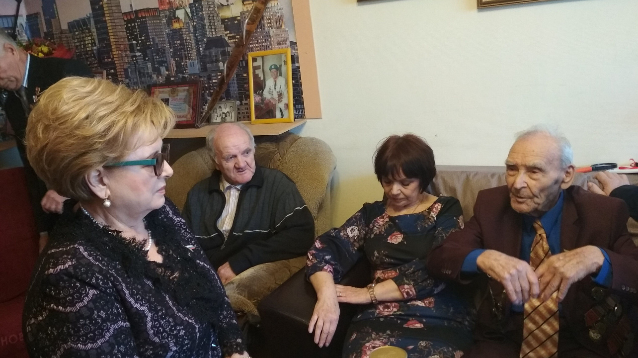 Председатель Городской Думы Краснодара и глава администрации Карасунского округа поздравили ветерана Николая Литвина с 76-й годовщиной освобождения Краснодара