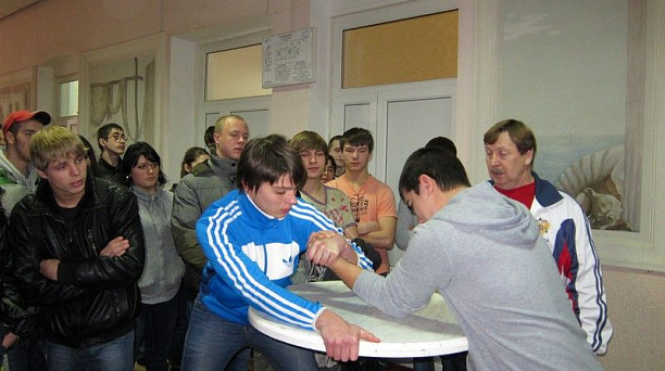 В лицее № 75 прошли соревнования по армрестлингу