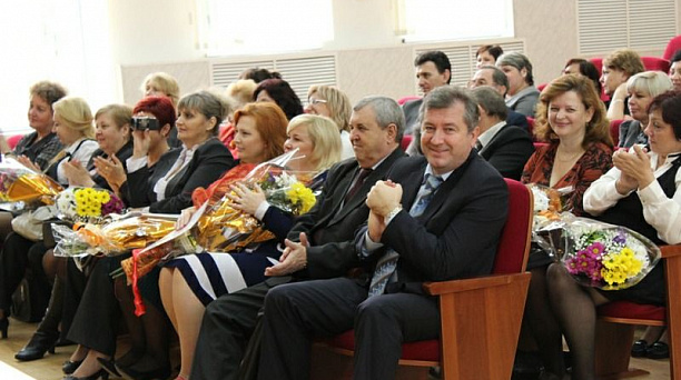 В Центральном округе поздравили педагогов c Днем учителя