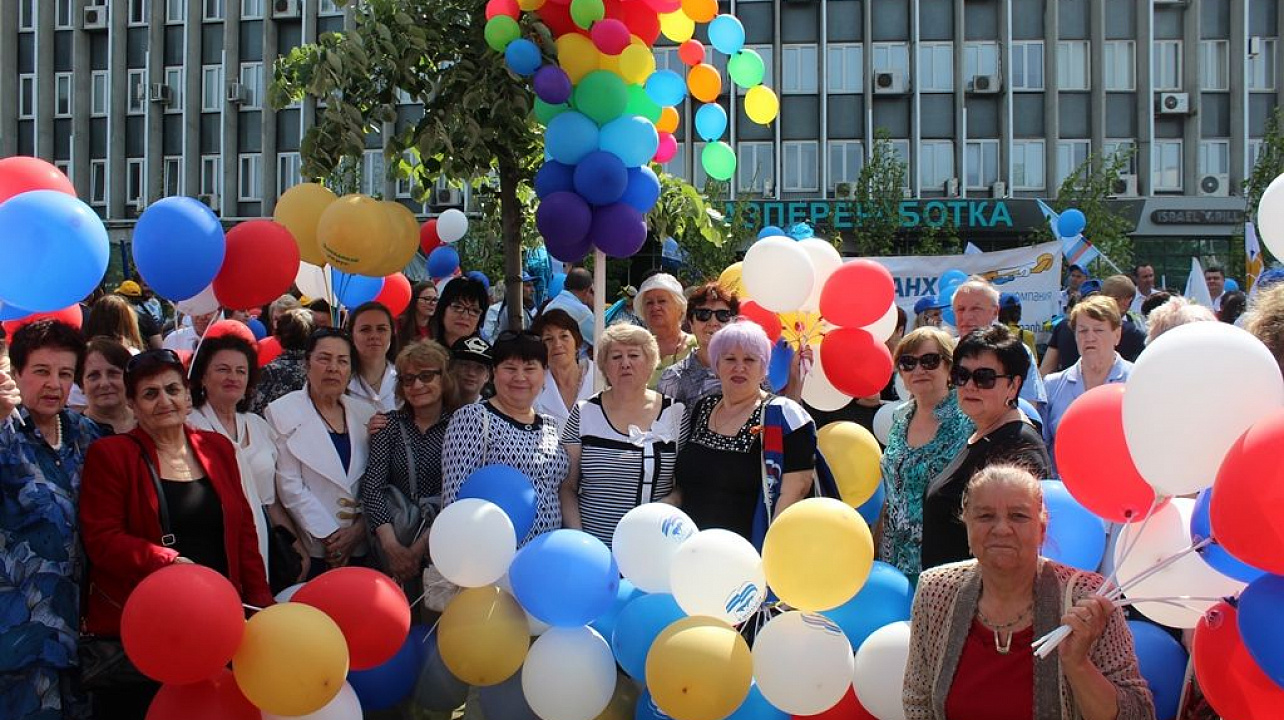 Западный округ вышел на Первомайскую демонстрацию