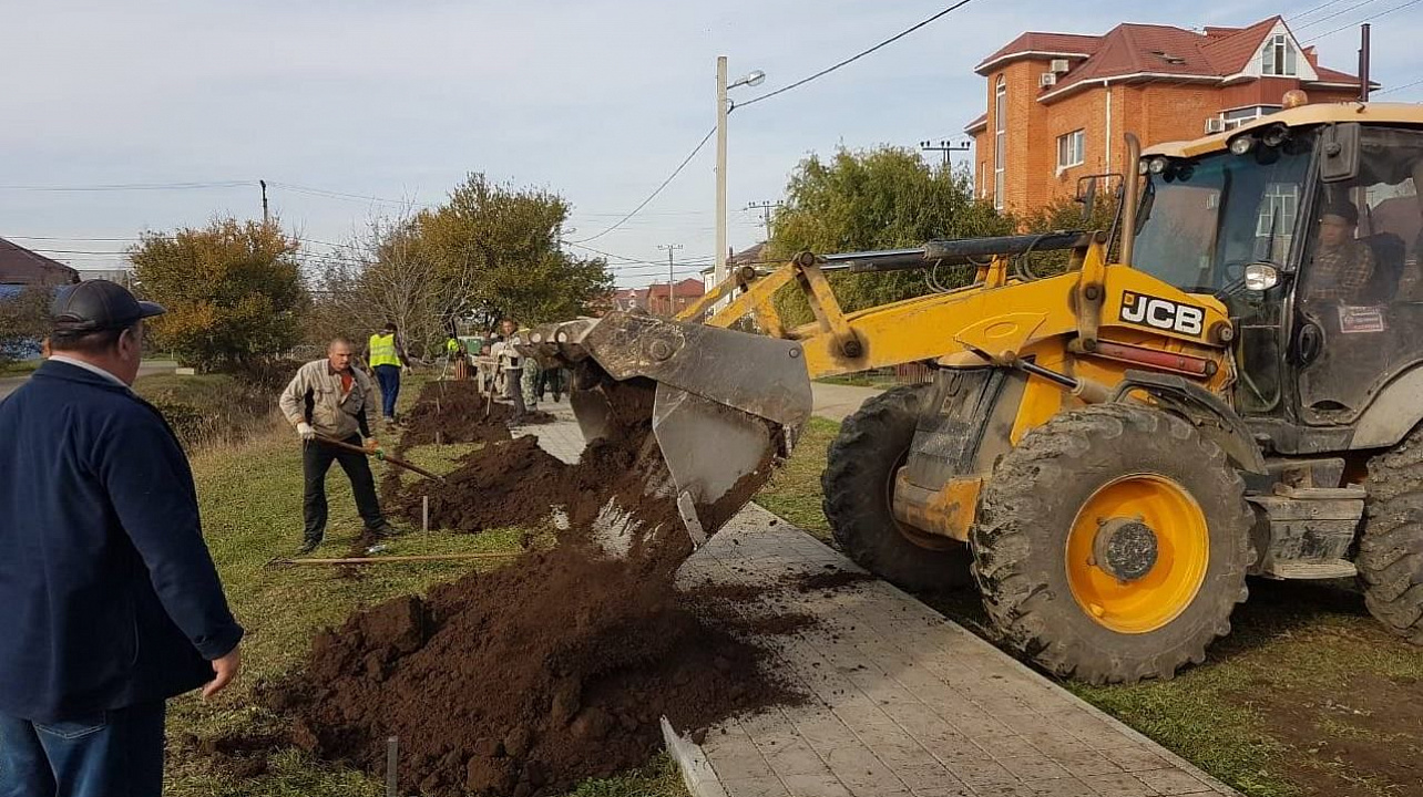В сквере Соборный поселка Новознаменский высадили деревья и кустарники