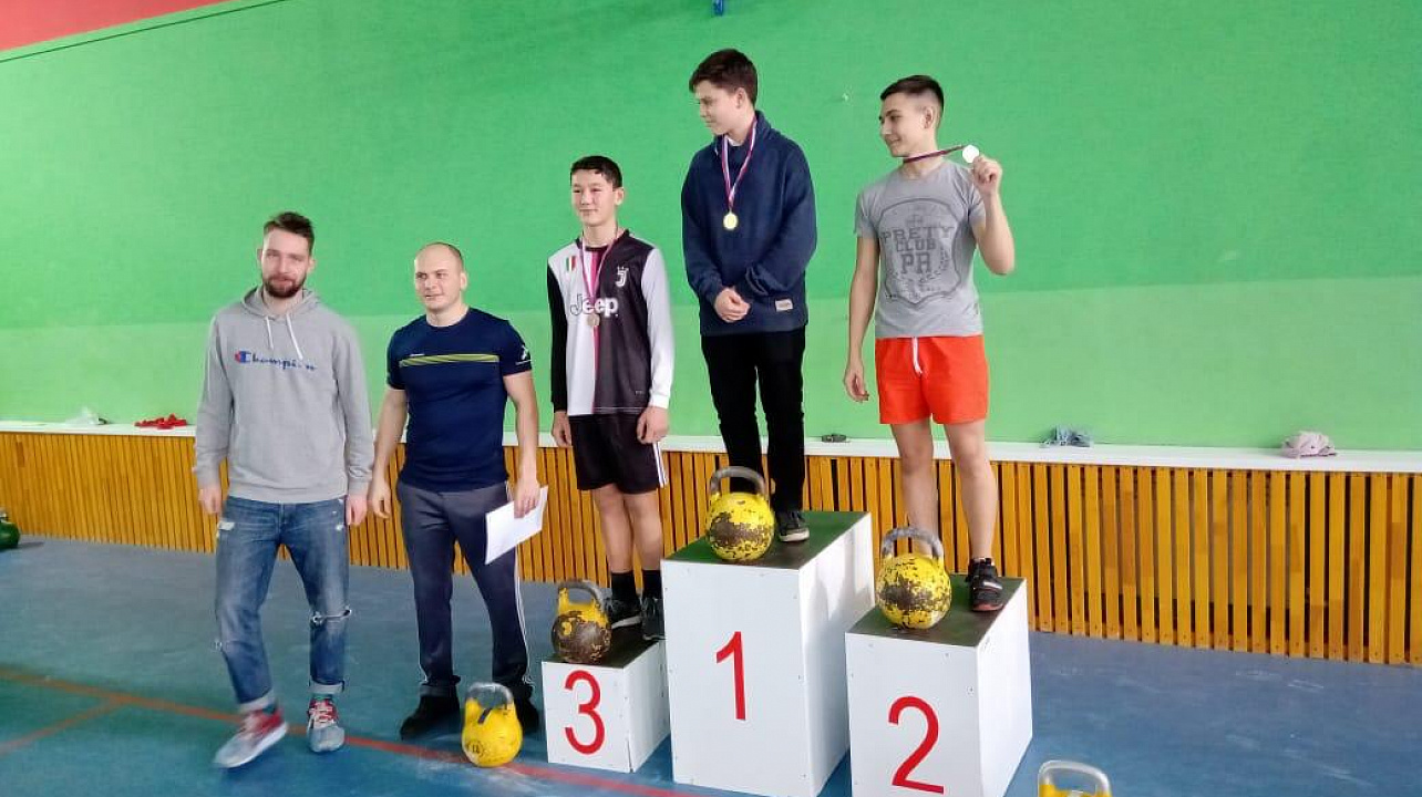 В школе № 61 хутора Ленина прошли соревнования по гиревому спорту