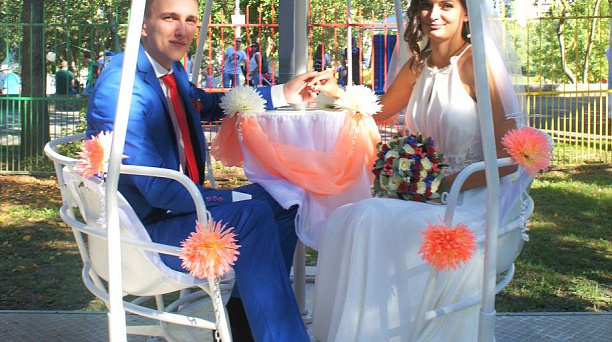 В Парке Победы состоялось открытие свадебной кабинки на аттракционе «Колесо обозрения»