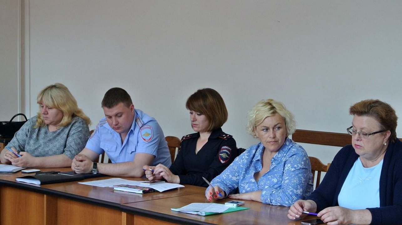 В Администрации Западного округа прошло очередное заседание комиссии по делам несовершеннолетних