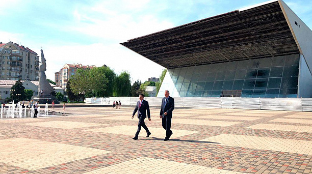 Глава Краснодара и гендиректор компании «Инвестстрой» подписали концессионное соглашение по восстановлению «Авроры»