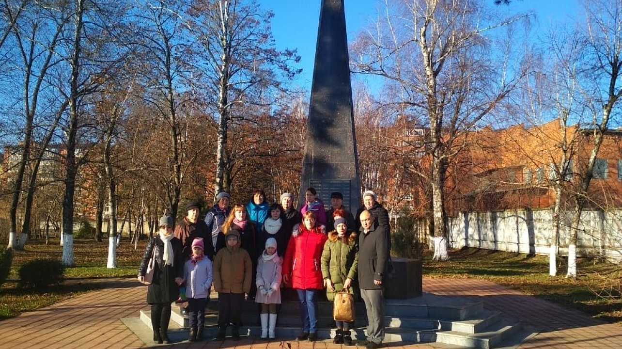 Героев Отечества глава администрации Прикубанского округа Александр Журавлев возложил цветы у памятника Александру Покрышкину