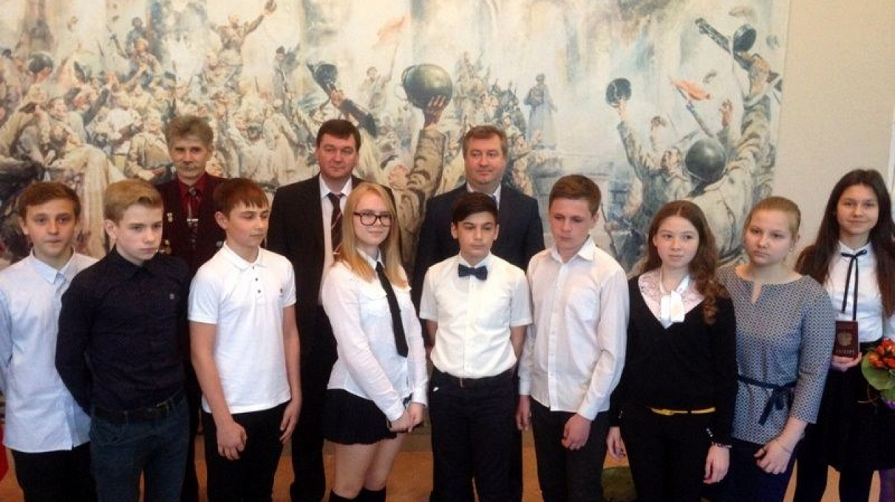 14-летним гражданам Западного округа торжественно вручили паспорта