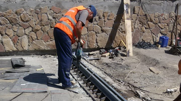 На закрытых на ремонт участках Офицерского путепровода в Краснодаре завершена установка новых деформационных швов