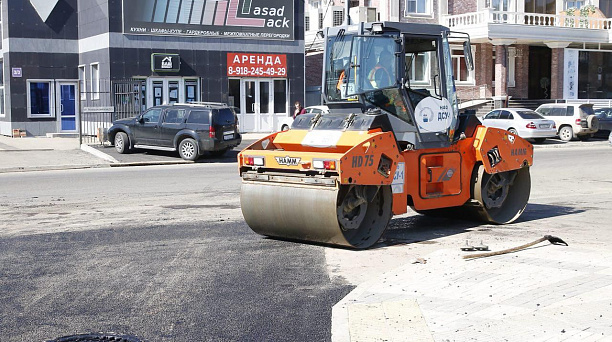 По ул. Новороссийской в Краснодаре асфальтируют съезды и заездные карманы