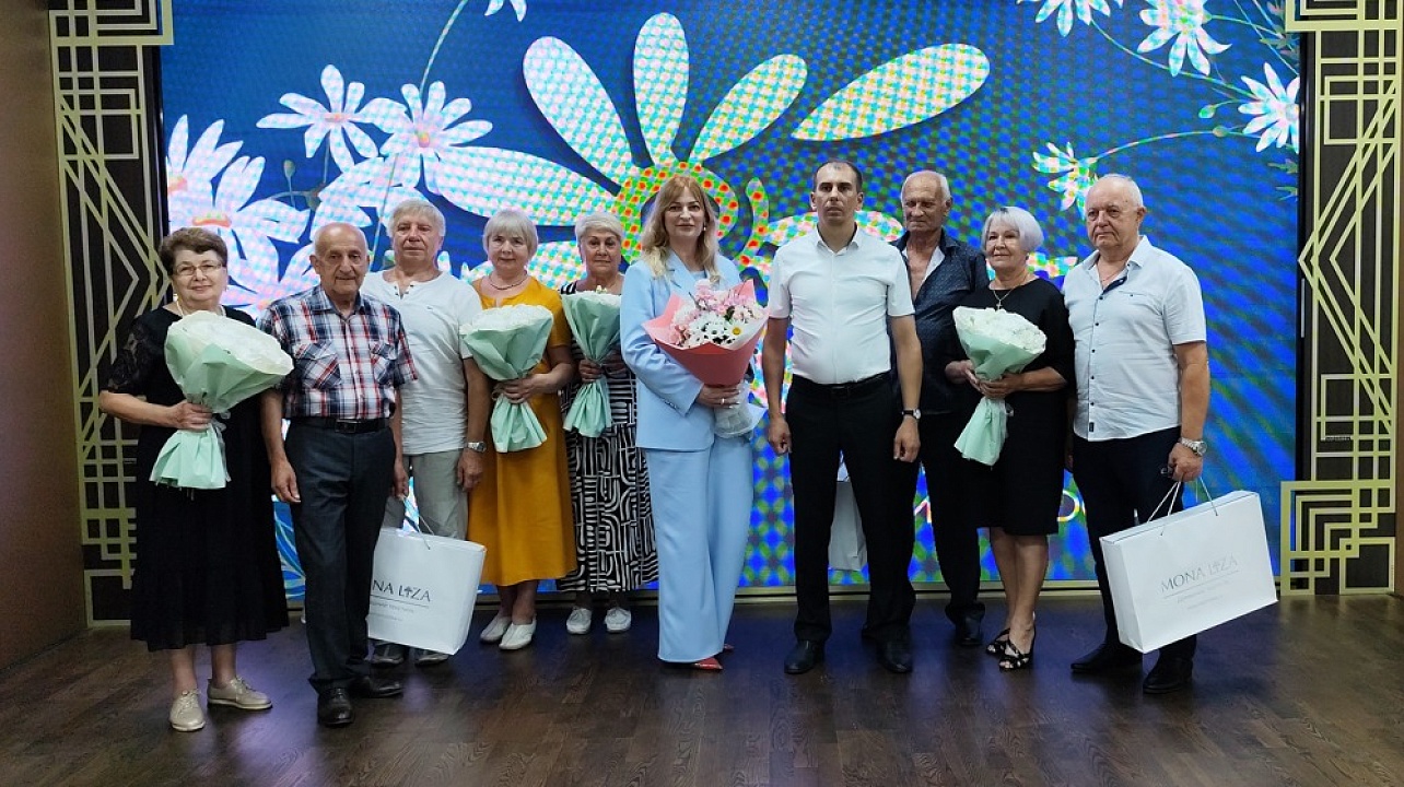 Глава Прикубанского округа Евгений Беликов поздравил с Днём семьи, любви и верности 19 многодетных семей и юбиляров семейной жизни