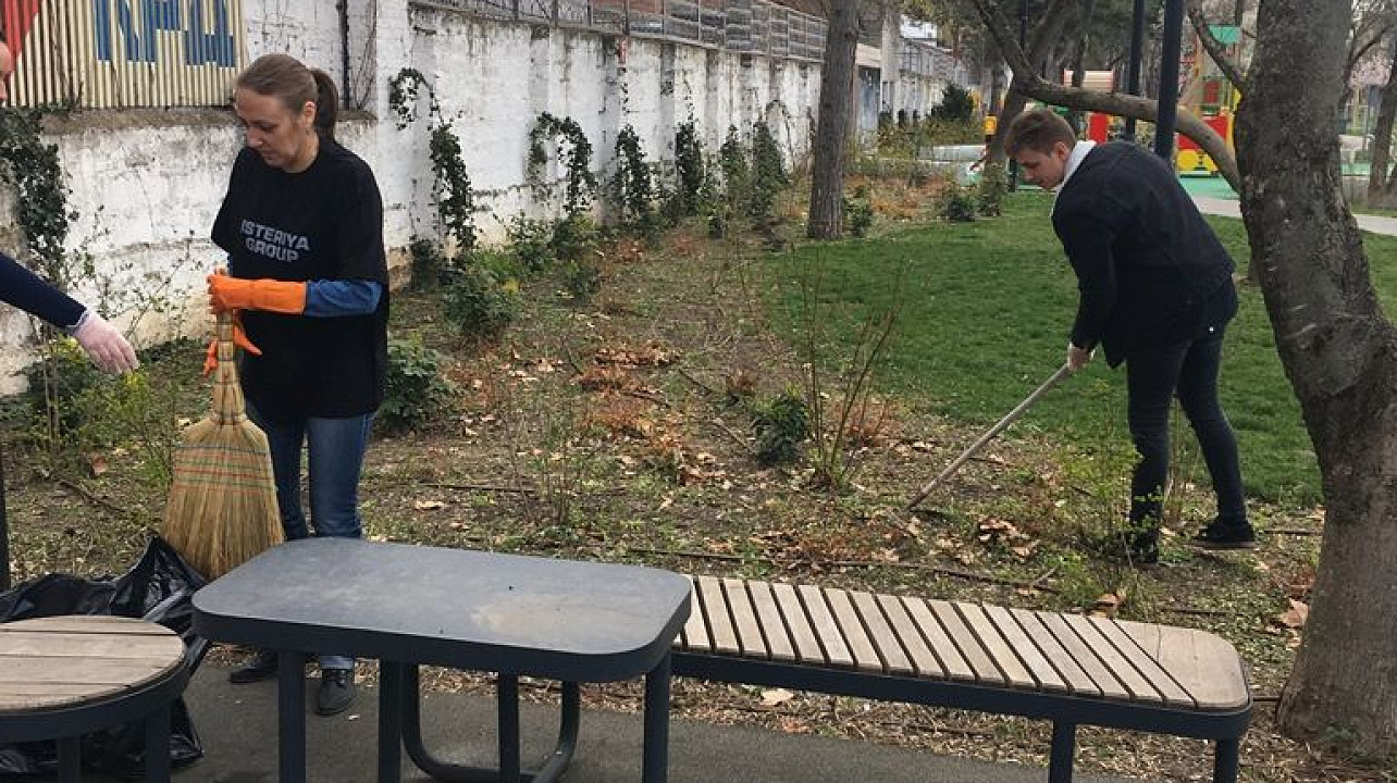 В сквере на улице Дальней прошел субботник