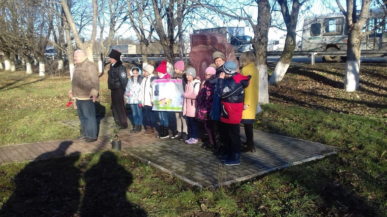 В День Героев Отечества глава администрации Прикубанского округа Александр Журавлев возложил цветы у памятника Александру Покрышкину