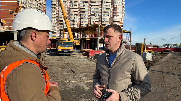 Евгений Наумов проверил ход строительства социальных объектов в районе Западного Обхода
