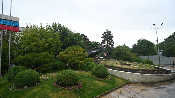 Евгений Наумов: Прогуляться в обновлённом сквере за Цветочными часами можно будет уже в августе 