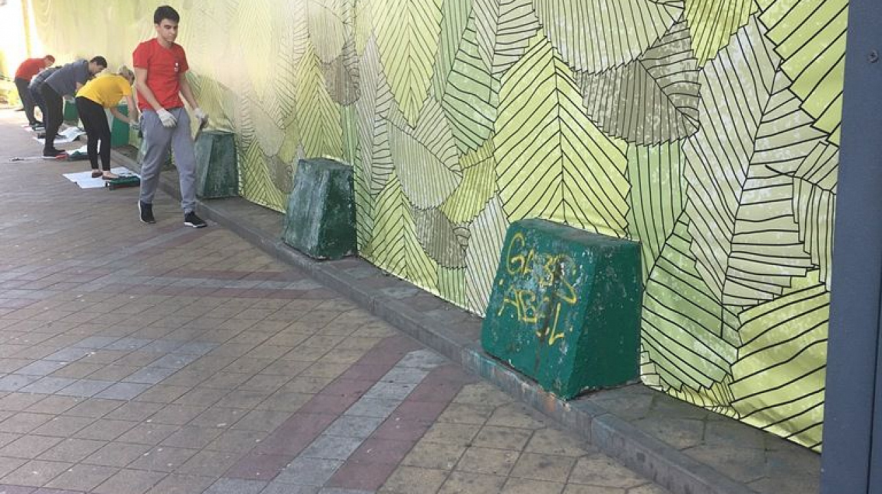 В Западном округе продолжаются работы по благоустройству территории