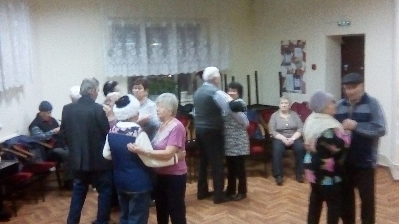 В Западном округе продолжаются танцевальные вечера