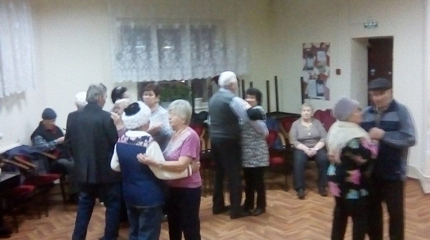 В Западном округе продолжаются танцевальные вечера