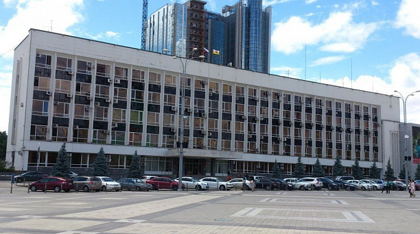 Евгений Первышов: Администрация Краснодара должна взыскивать ущерб с виновников ДТП за повреждение элементов благоустройства