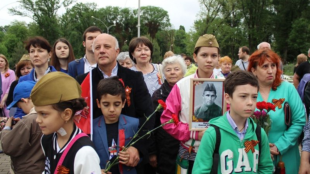 Жители Центрального округа приняли участие в церемонии возложения венков и цветов к Вечному огню