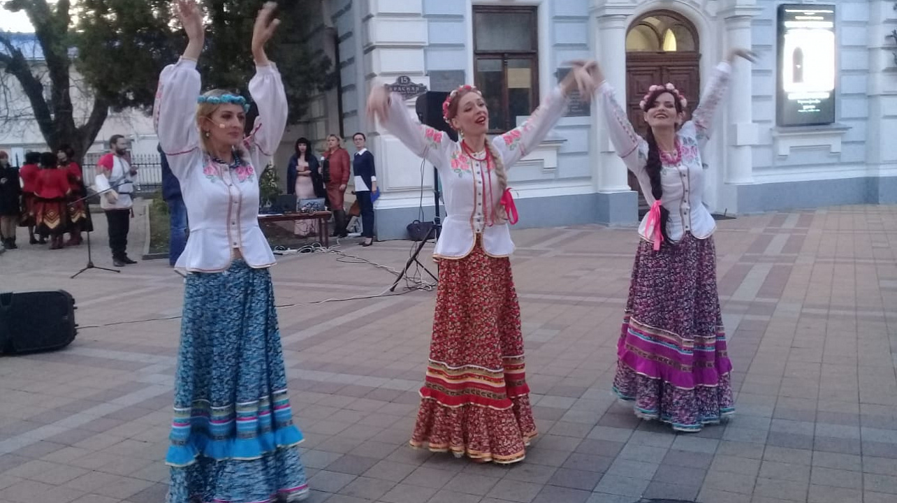 В День народного единства творческие коллективы  Дома культуры Западного округа подарили  краснодарцам  концерты и шоу-программы