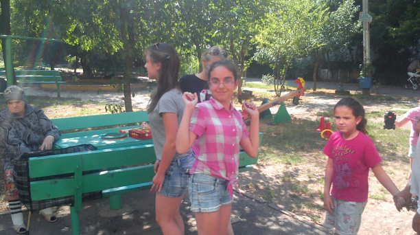 В Западном округе продолжают свою работу летние оздоровительные площадки для детей