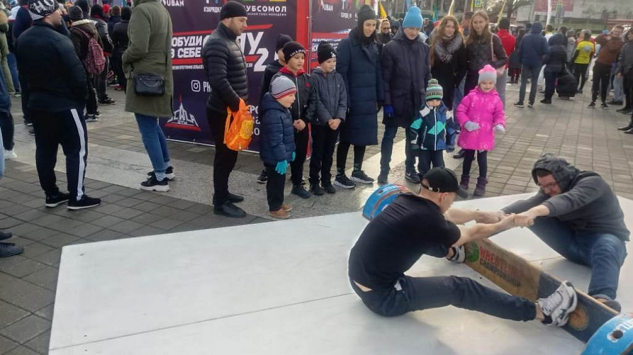 Юные спортсмены Западного округа приняли участие в городской зарядке.jpeg