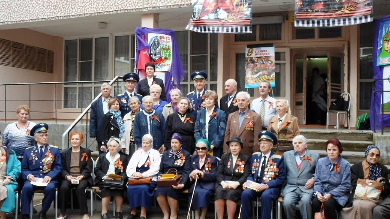 Учащиеся школы №80 поздравили ветеранов округа с Днем Победы