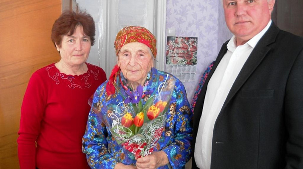 Глава Елизаветинского сельского округа поздравил с 90-летним юбилеем коренную жительницу станицы