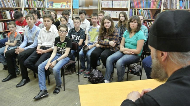 В Западном округе состоялась встреча ребят Западного округа с настоятелем храма великомученика и целителя Пантелеимона