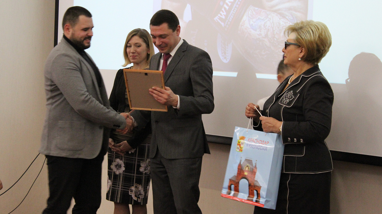 Спортивные итоги года подвели в Краснодаре. Атлетов и тренеров поблагодарил за достижения и поздравил с наступающим 2018 годом мэр Евгений Первышов. Часть 1.