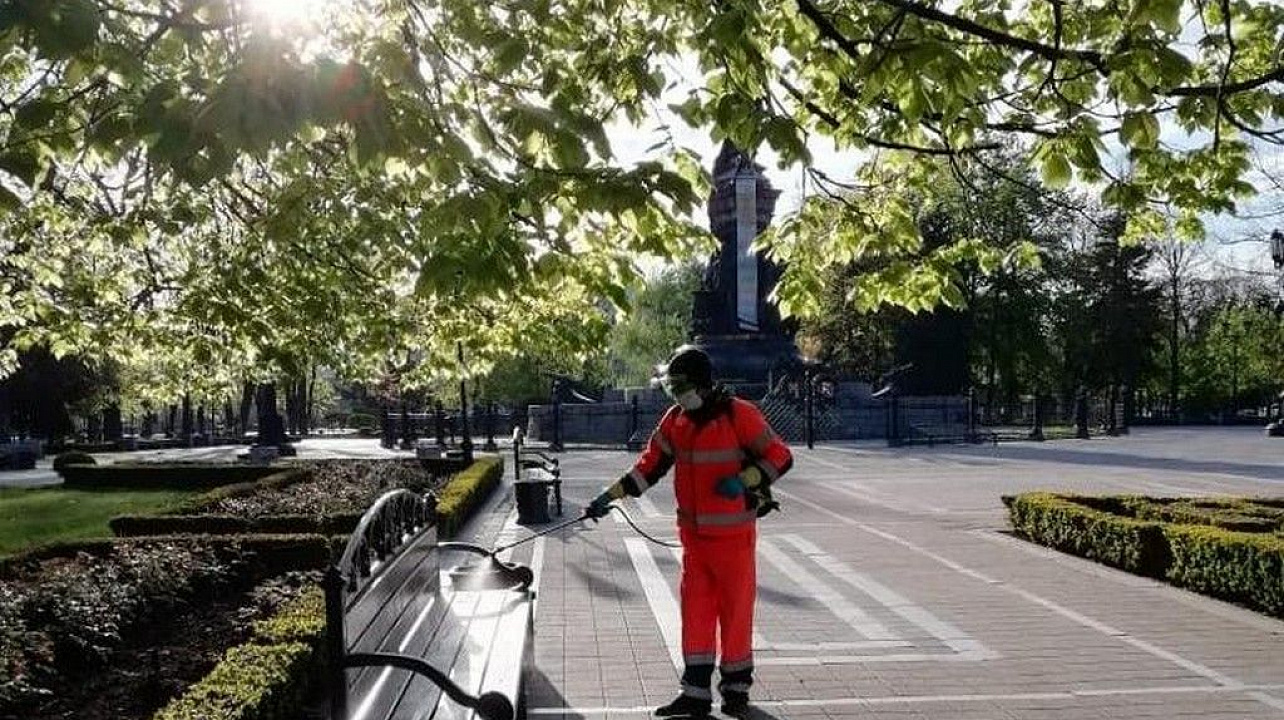 Ежедневно в Краснодаре дезинфицируют более одной тысячи остановок общественного транспорта