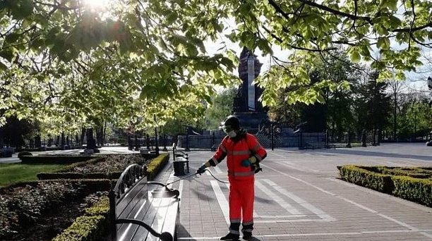 Ежедневно в Краснодаре дезинфицируют более одной тысячи остановок общественного транспорта