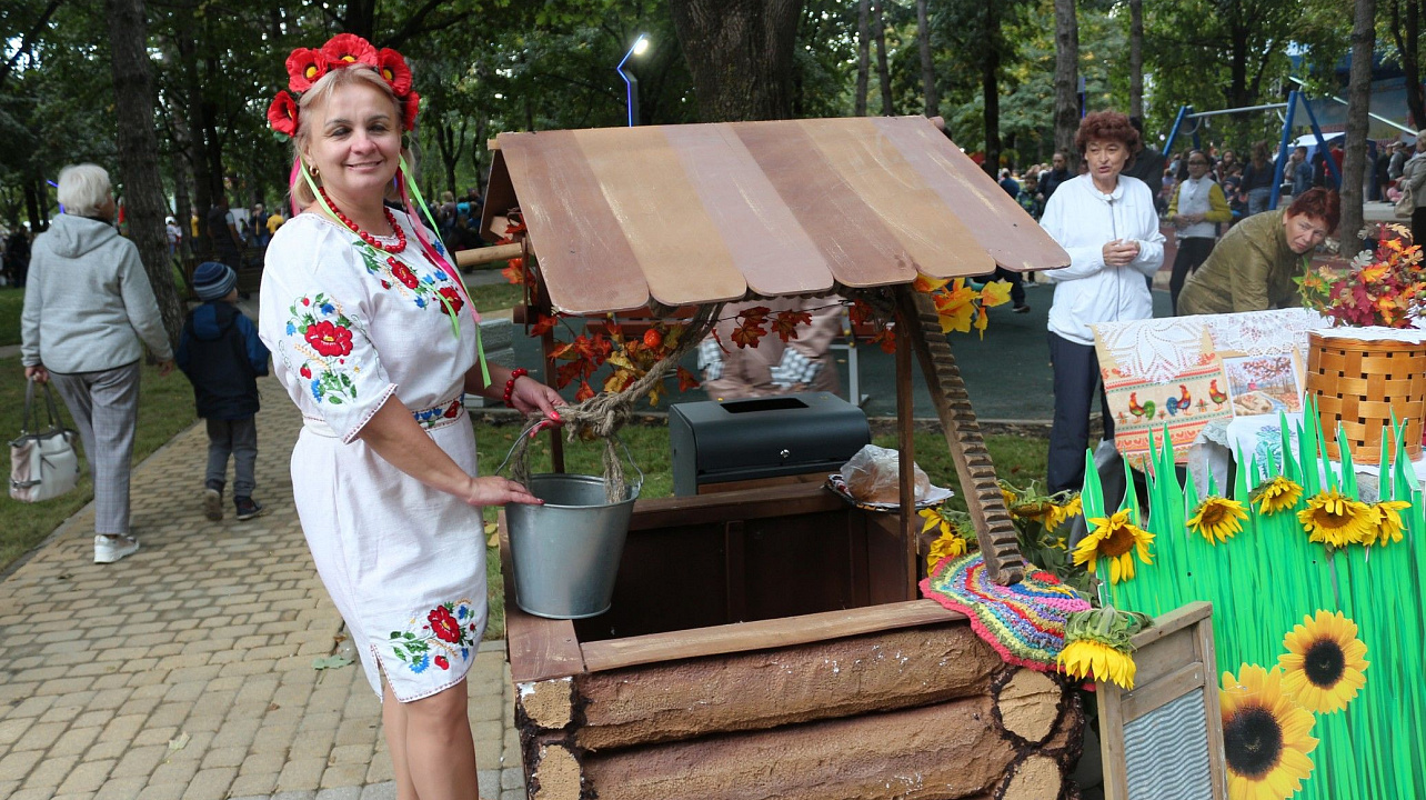 В день города глава Прикубанского округа Александр Журавлев наградил жителей округа за достижения и посетил выставку национальных культур