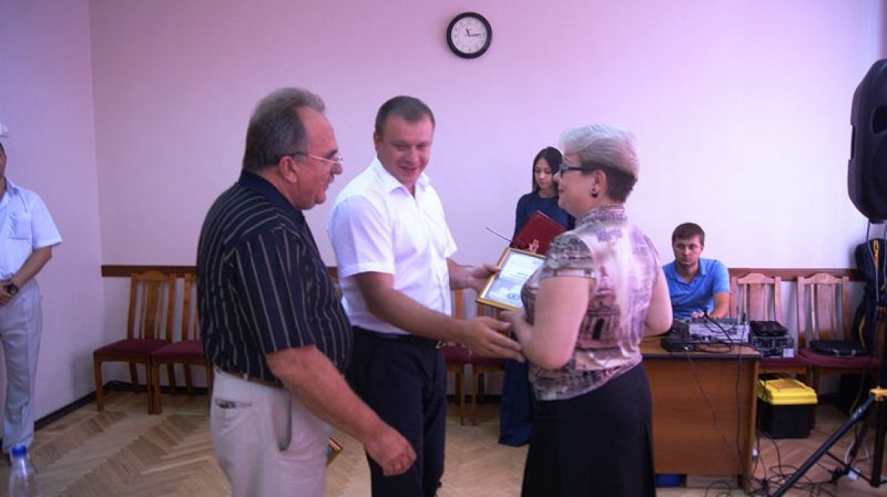 Глава Западного округа поздравил работников медицины