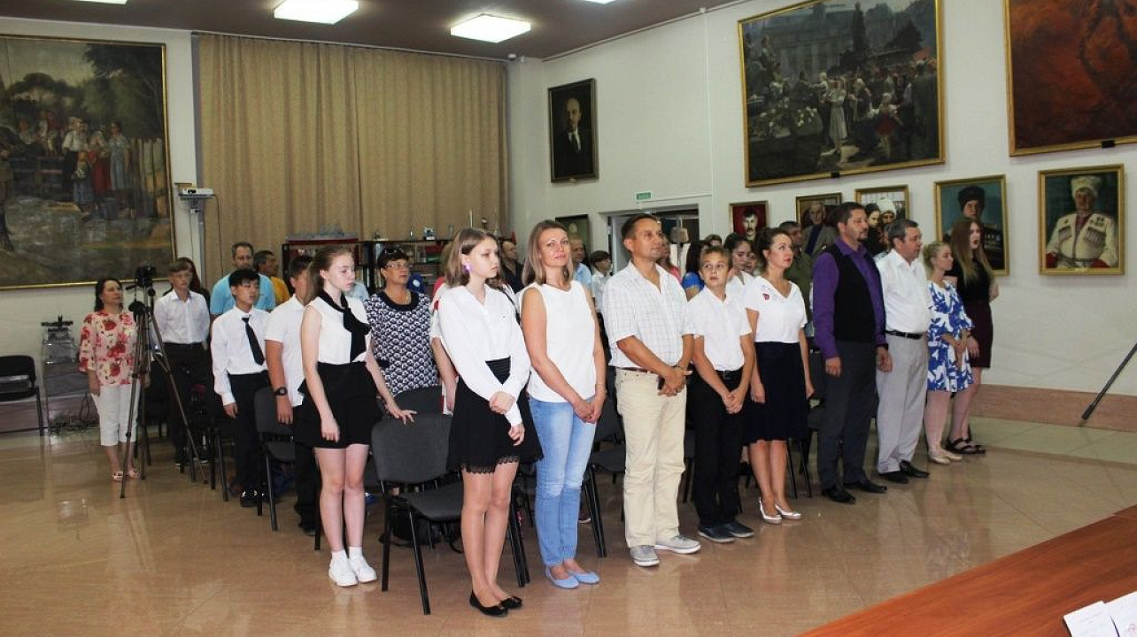 14-летним гражданам Западного округа торжественно вручили паспорта