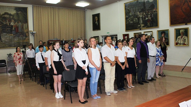 14-летним гражданам Западного округа торжественно вручили паспорта