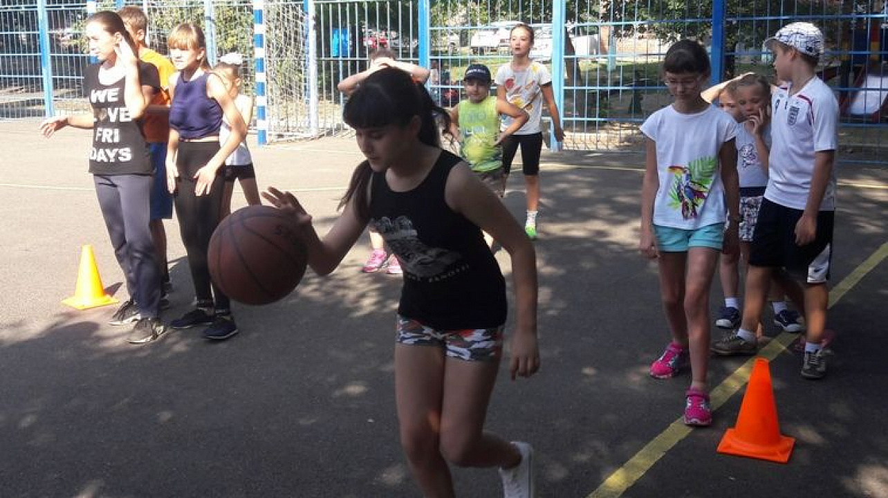 На спортплощадках Центрального округа проходят соревнования по подвижным играм