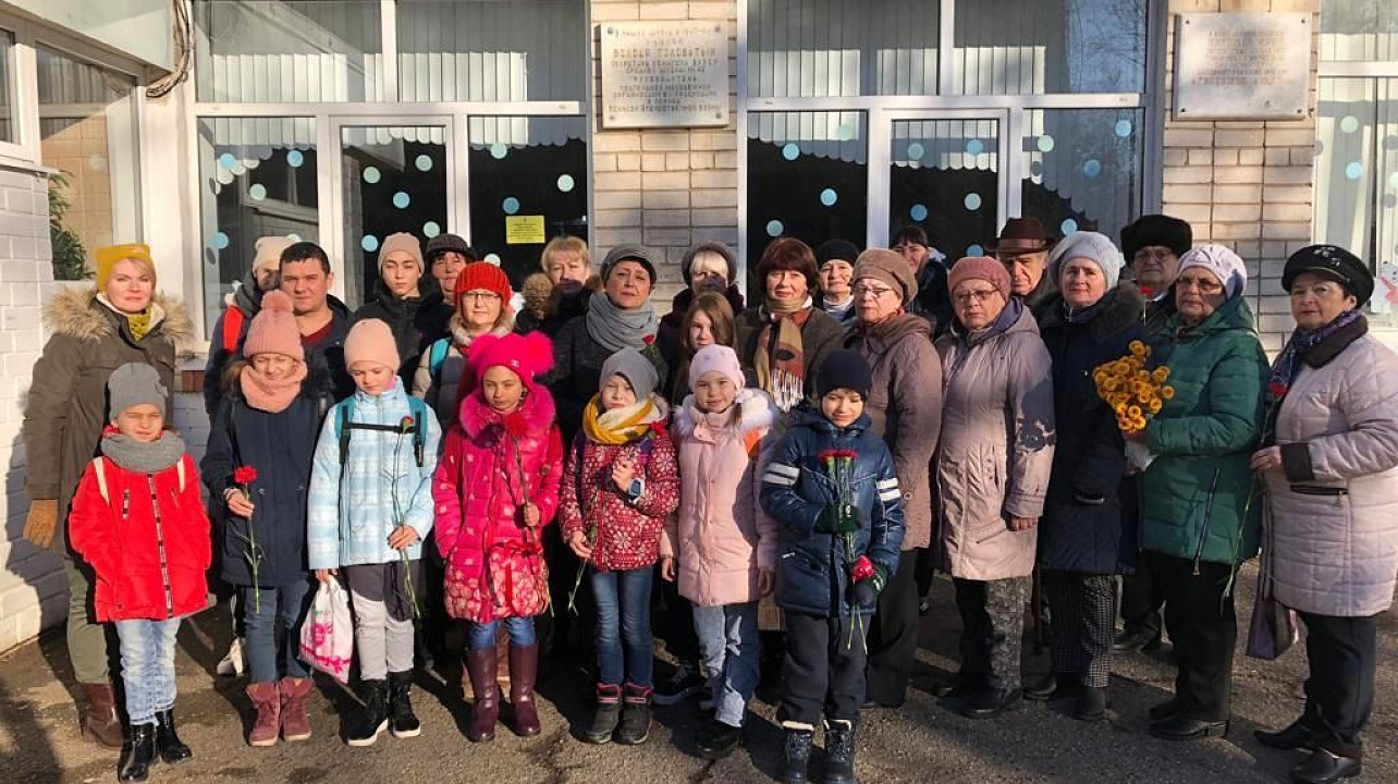 В День Героев Отечества глава администрации Прикубанского округа Александр Журавлев возложил цветы у памятника Александру Покрышкину