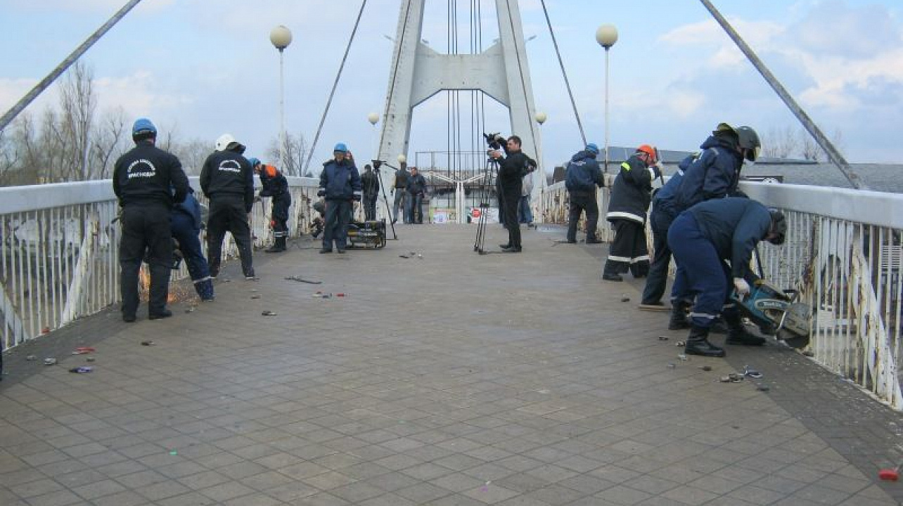 Мост Поцелуев освободился от свадебных замков