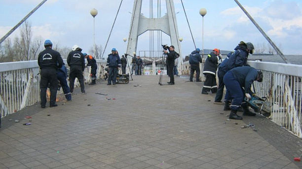 Мост Поцелуев освободился от свадебных замков