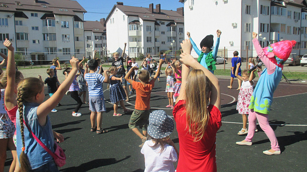 Самых маленьких жителей поселка Российского поздравили с Днем города