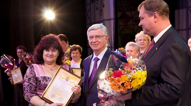 Владимир Евланов вручил благодарственные письма общественникам Центрального округа