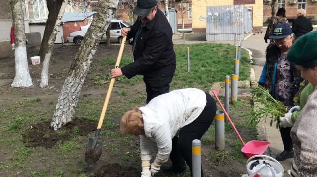Во дворах Центрального округа продолжают наводить порядок