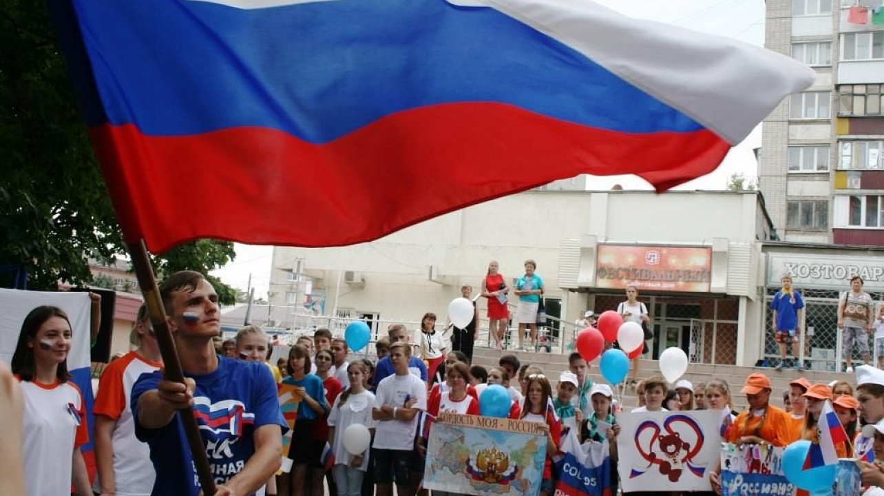 В Прикубанском округе состоялась  молодежная акция  «Под флагом России  живу и расту»
