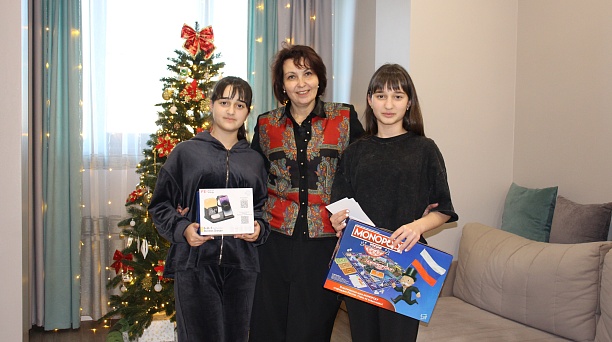 Мечты сбываются. Глава администрации Центрального внутригородского округа Елена Малова исполнила новогоднее желание 14-летней Карины Алексанян