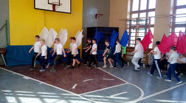 Казаки обучают строевой подготовке