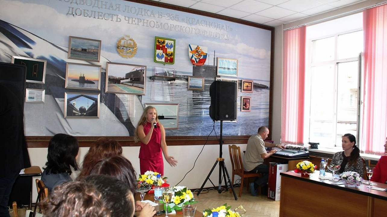 Педагоги Западного округа принимают поздравления с профессиональным праздником